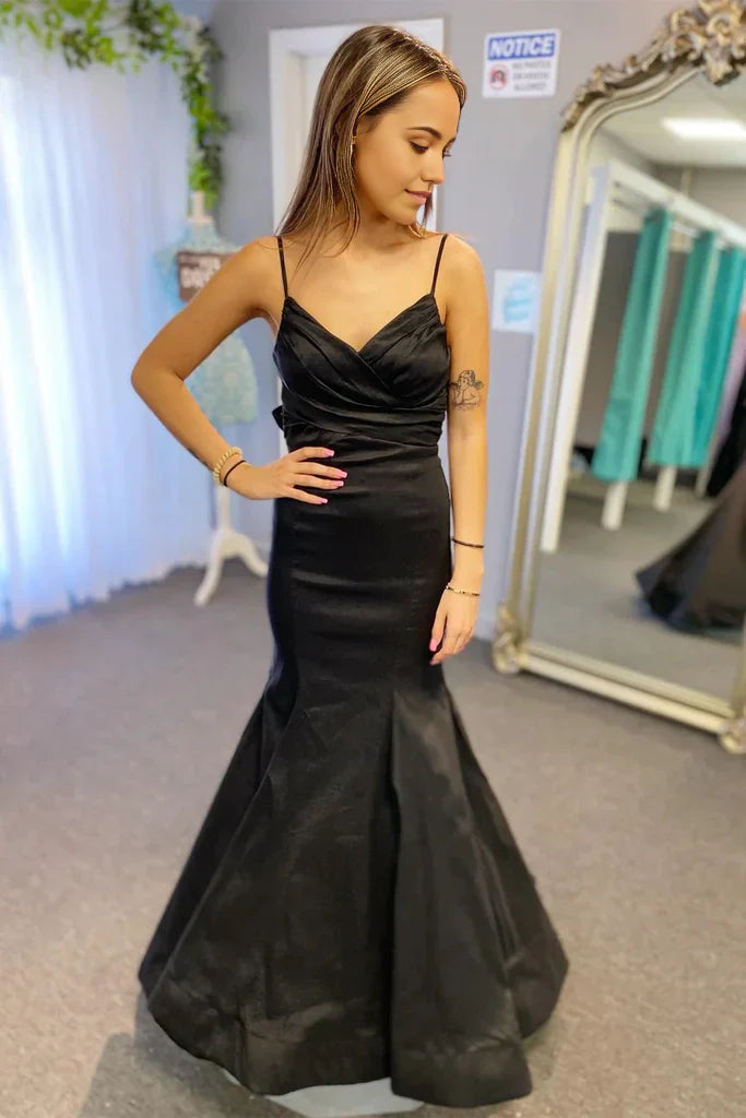 Vestido de noche largo de sirena con tirantes plisados y escote cruzado en negro con lazo